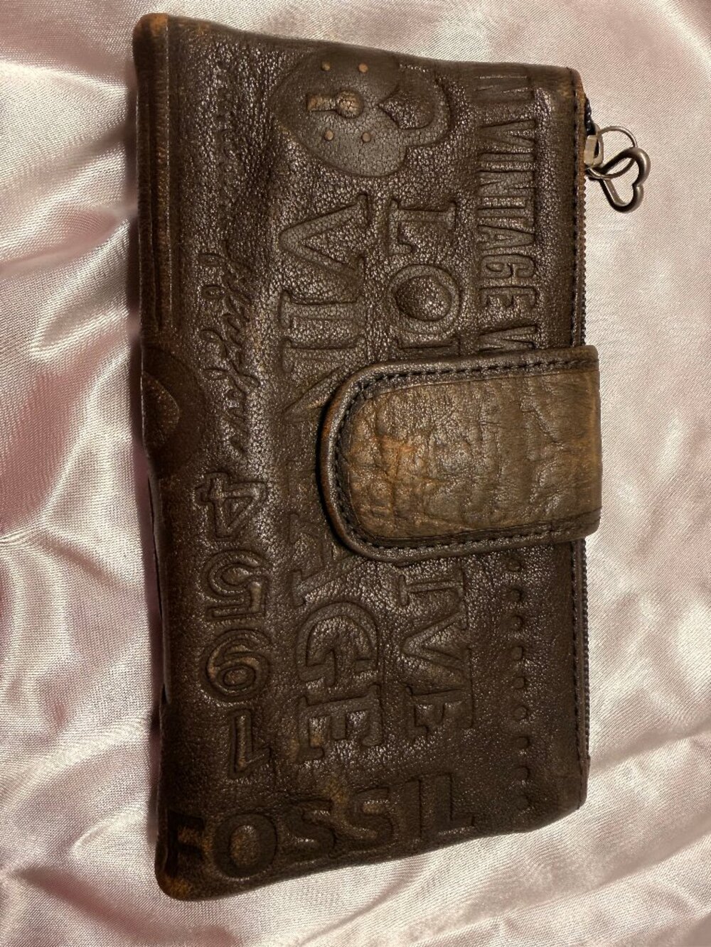 Vintage Fossil Y2K Brown Distressed Leather Embossed Bifold Wallet